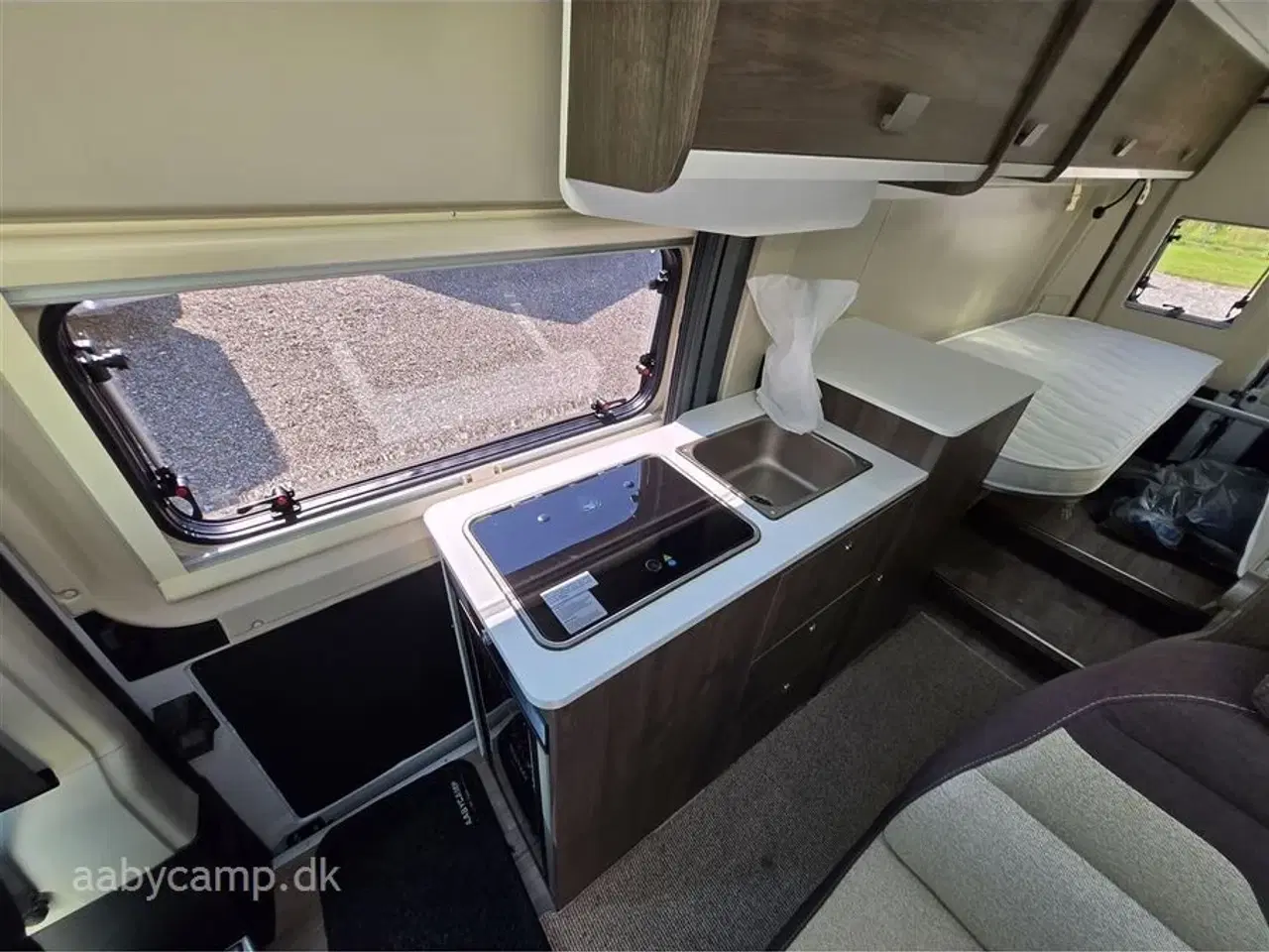 Billede 9 - 2025 - Benimar Benivan 160 ES Udstyret klar til Ferie. Solcelle. markise. elektrisk indgangstrin. kompressorkøleskab.