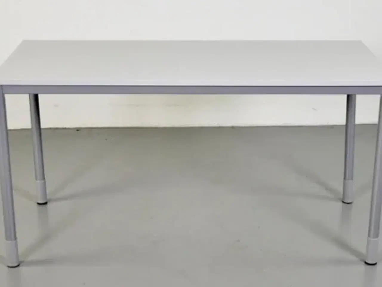 Billede 3 - Kinnarps skrivebord med hvid plade på grå ben