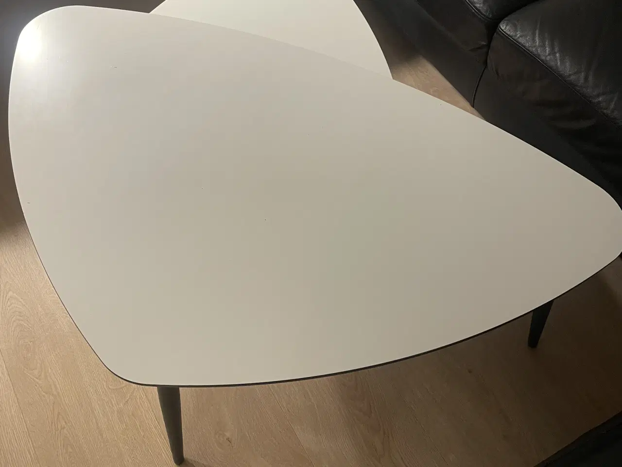 Billede 2 - 2 x sofabord hvid med sorte ben
