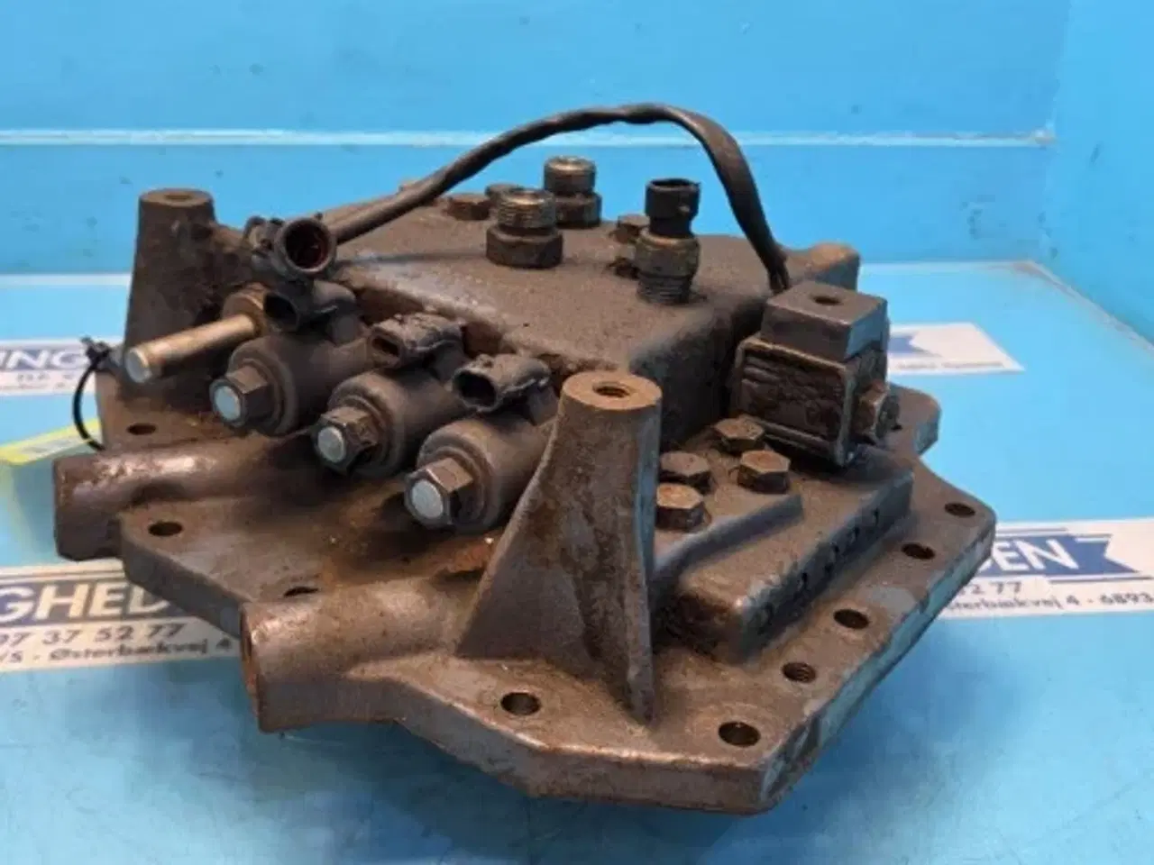 Billede 14 - Ford 8340 Dæksel F3NN7Z479