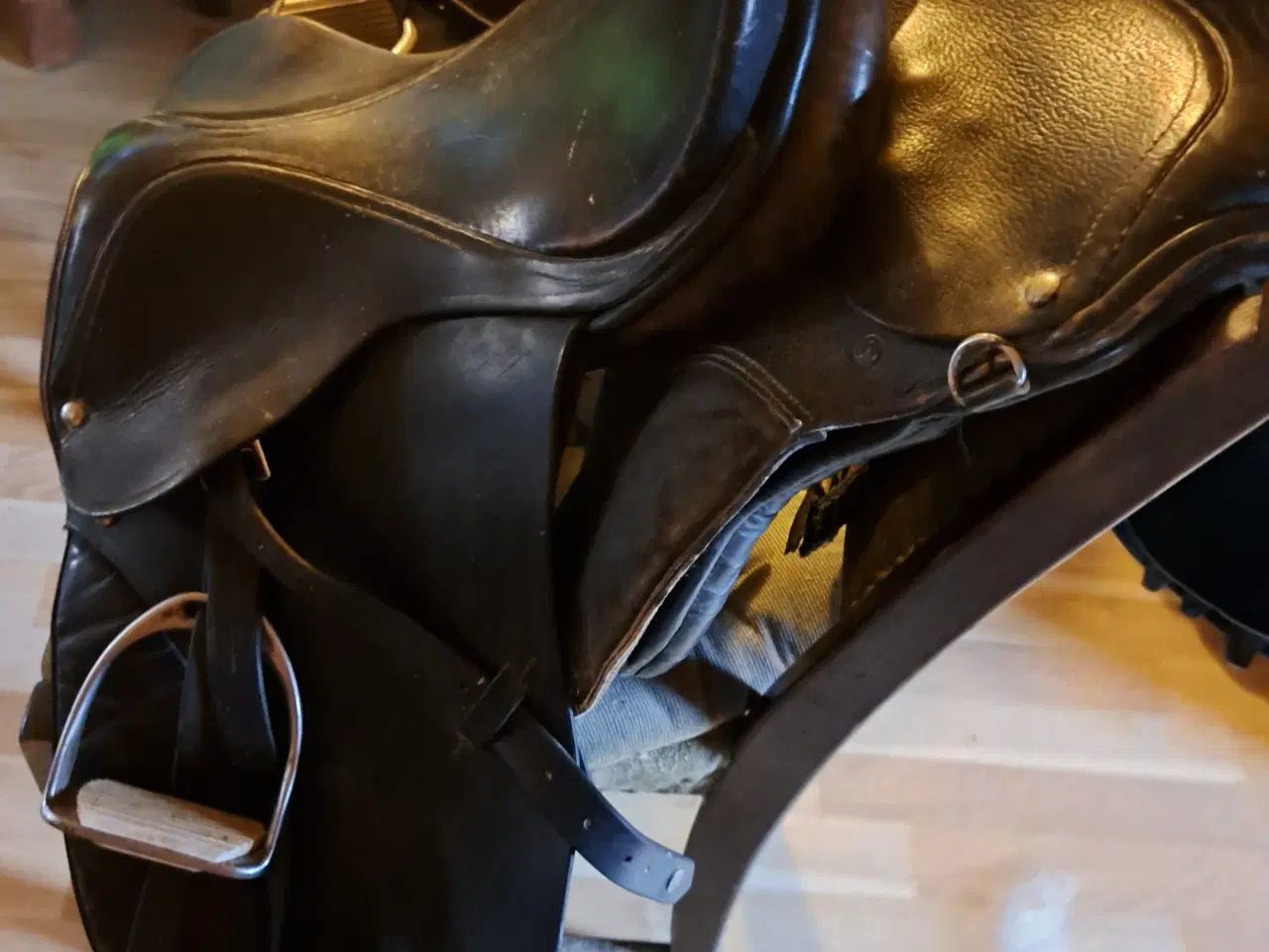 Billede 2 - Jeg har to sadler til salg