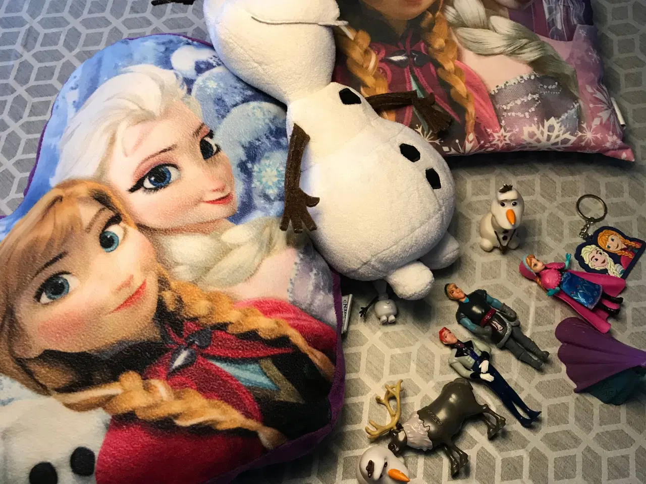 Billede 1 - Anna og Elsa figurer samt puder mm.