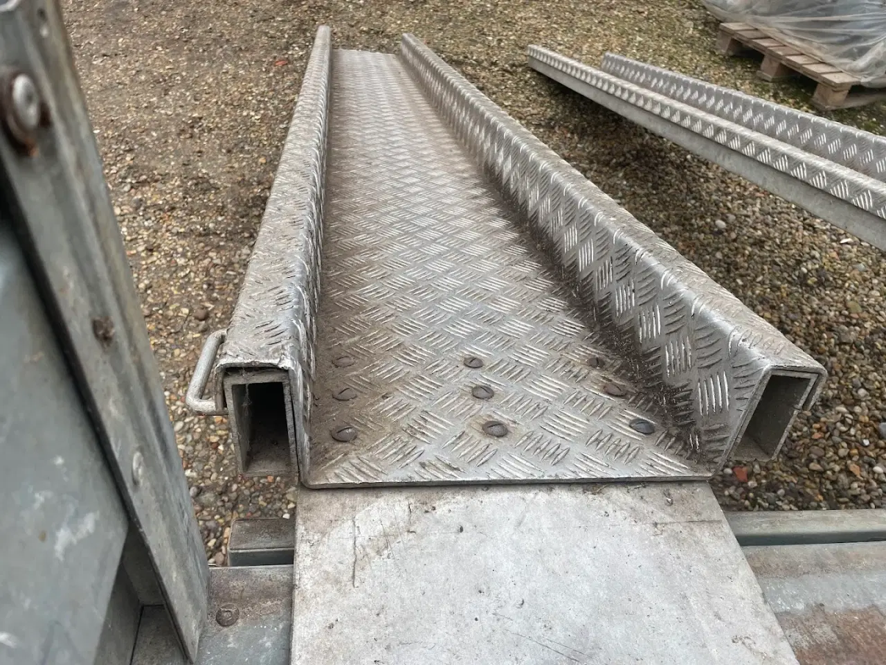 Billede 2 - Kraftig alu rampe/slidske sælges
