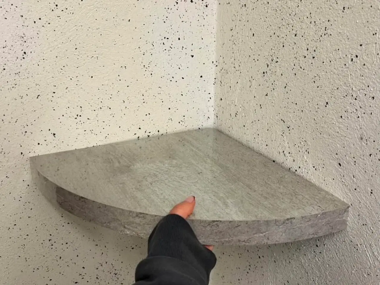 Billede 1 - Flot hjørnehylde i grå betonlook