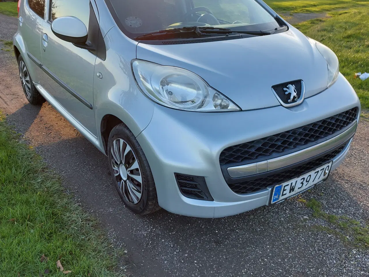 Billede 2 - Peugeot 107 1,0 benzin årgang 2011. Frisk nysynet.