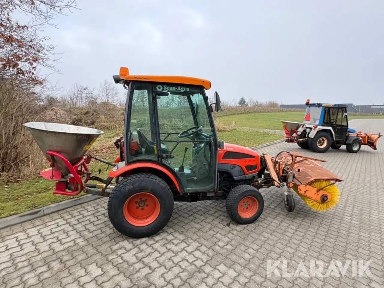 Billede 6 - Kompakttraktor med kost og spreder Kioti CK20 HST
