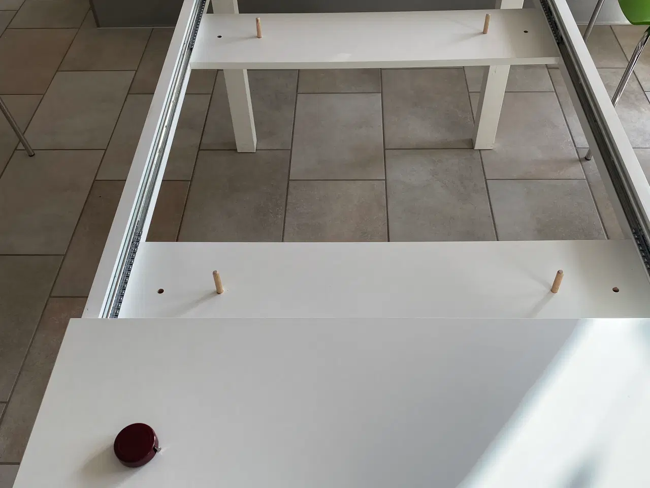 Billede 6 - Hvidt spisebord med 2 tillægsplader