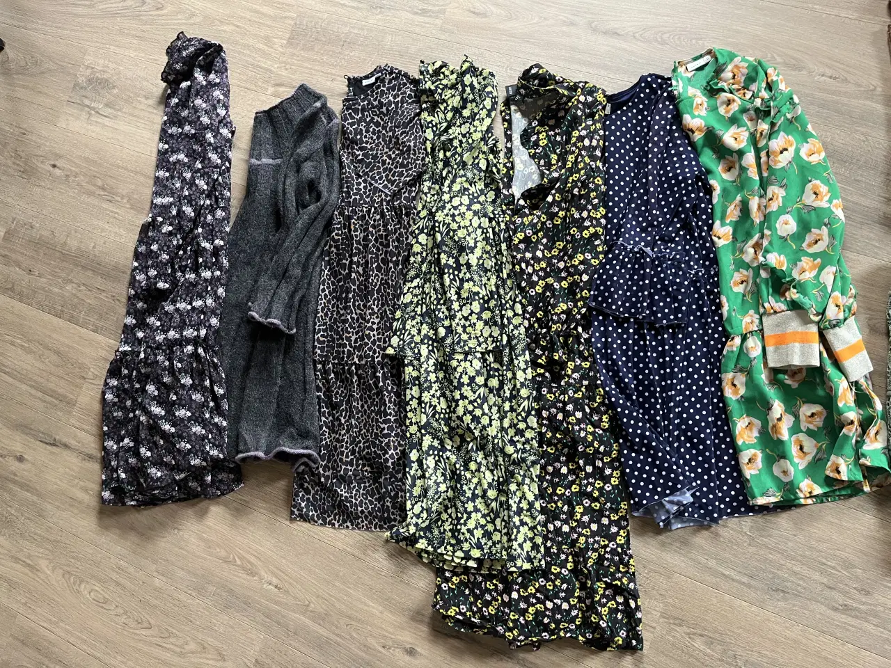 Billede 1 - Kjoler, trøjer mm