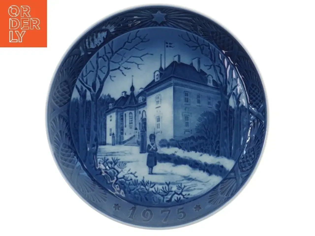 Billede 1 - Dekorativ juleplatte fra 1975 fra Royal Copenhagen (str. Ø 18 cm)