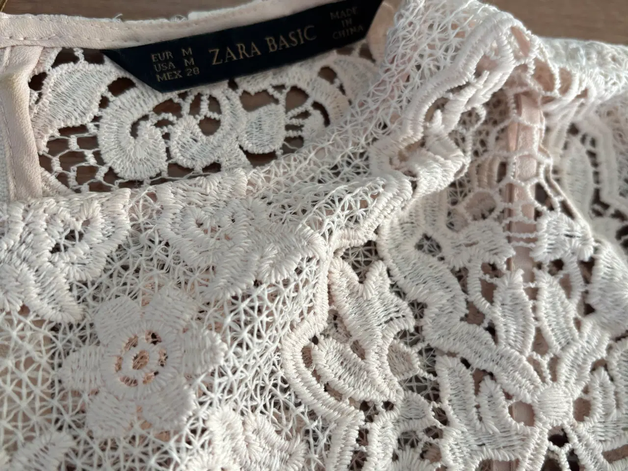 Billede 2 - Lyserød blondekjole str m