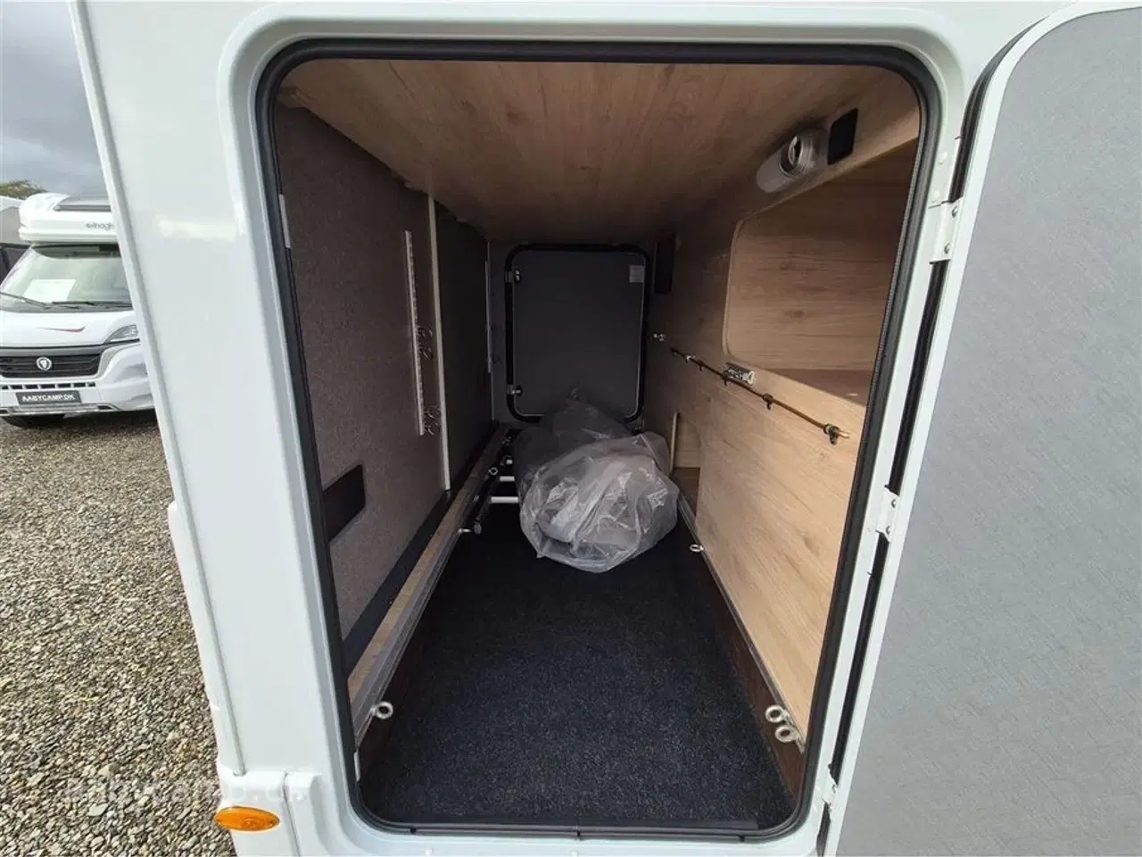 Billede 20 - 2022 - Dethleffs Just GO T 6815   Automatgear. markise. solceller. 2x Batteri. inverter. elektrisk indgangstrin. centrallås på Bo-del. 42,000 km.
