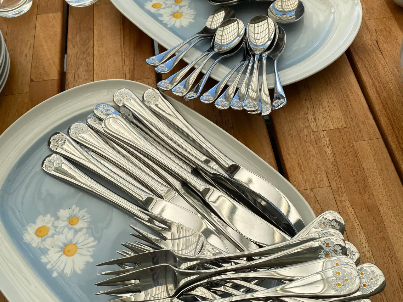 Billede 3 - Marguerite stel med kaffekopper, tallerkener m.m.