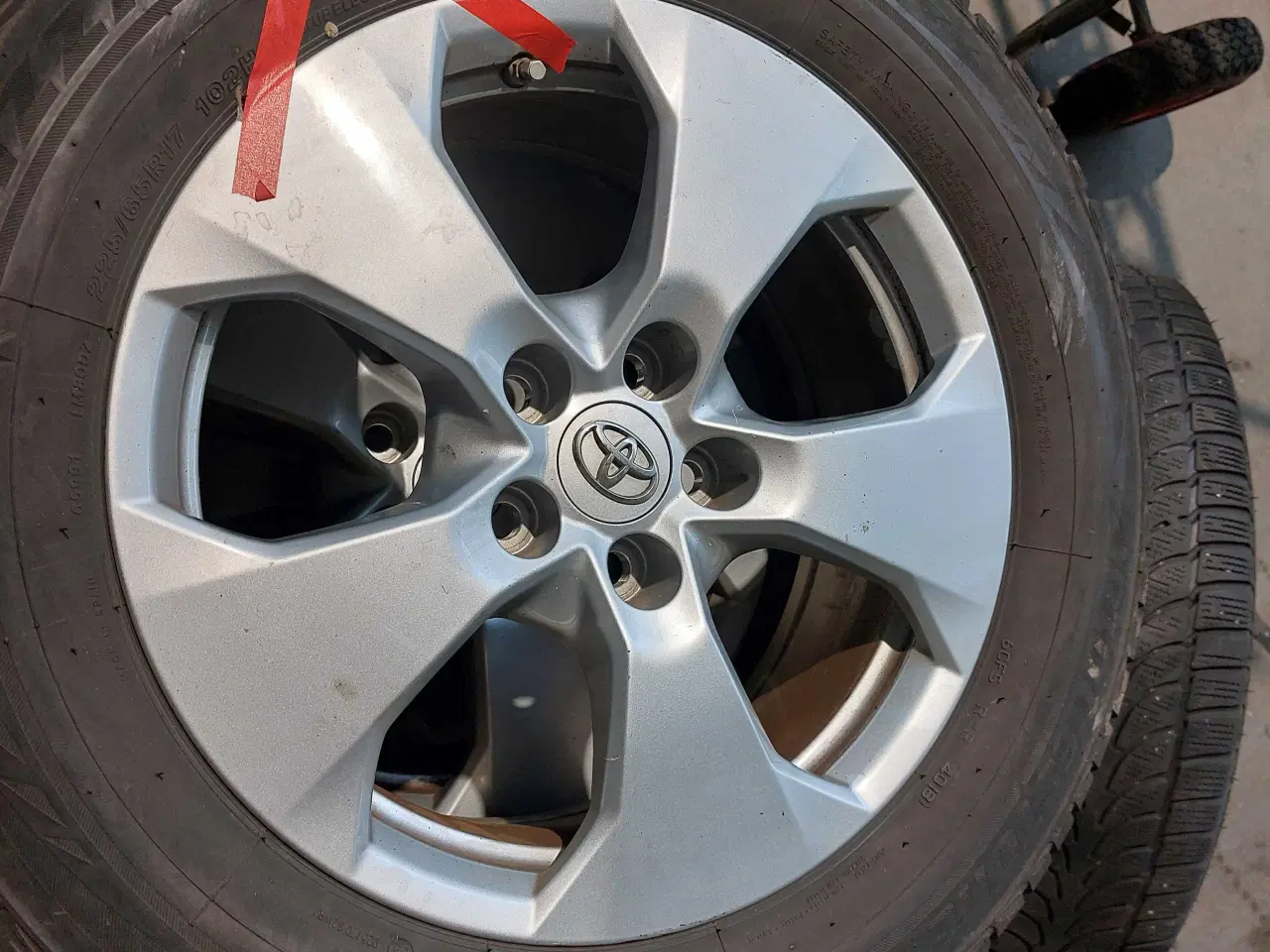 Billede 1 - Rav4 alufælge 17" med dæk fra 2018