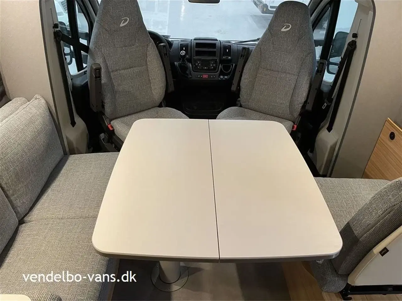 Billede 9 - 2026 - Dethleffs Just T 7052 EBL   Enkeltsenge over garagen og face to face siddegruppe