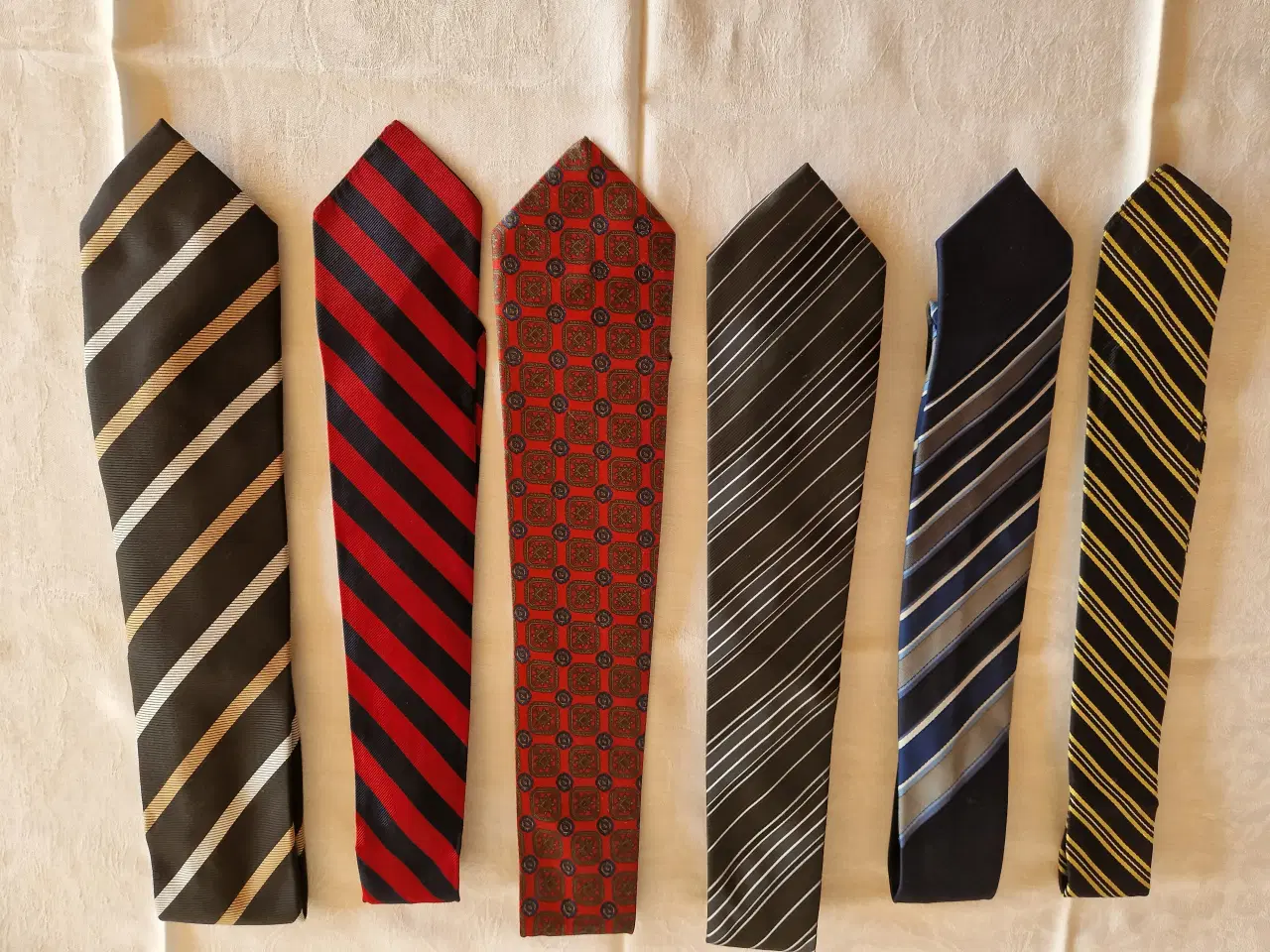 Billede 1 - Flotte slips frit valg 25 kr.