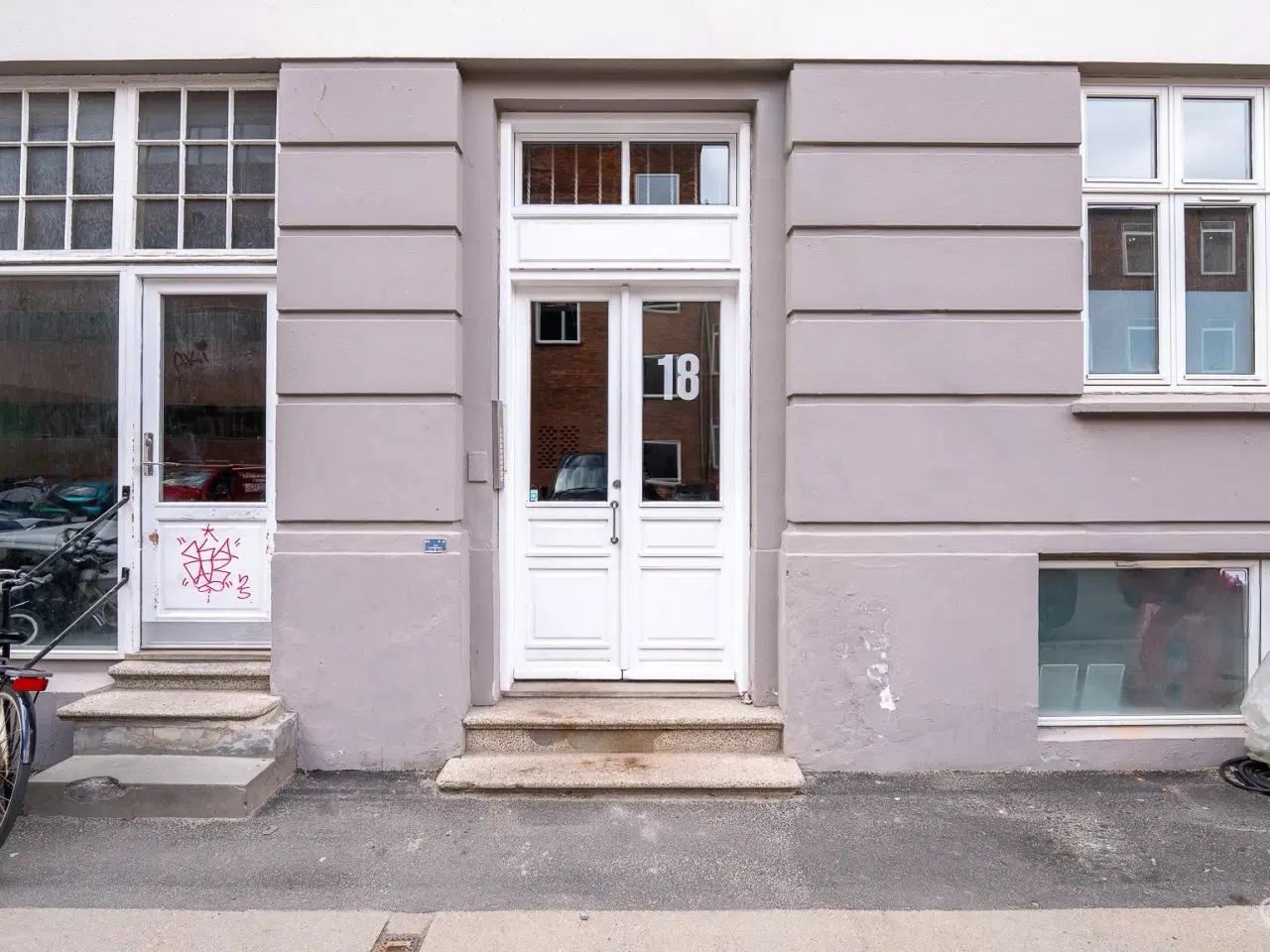 Billede 2 - SÆLGES: Regulær erhvervsandel i kælder – ideel til lager. pluklager eller hobby på Esromgade