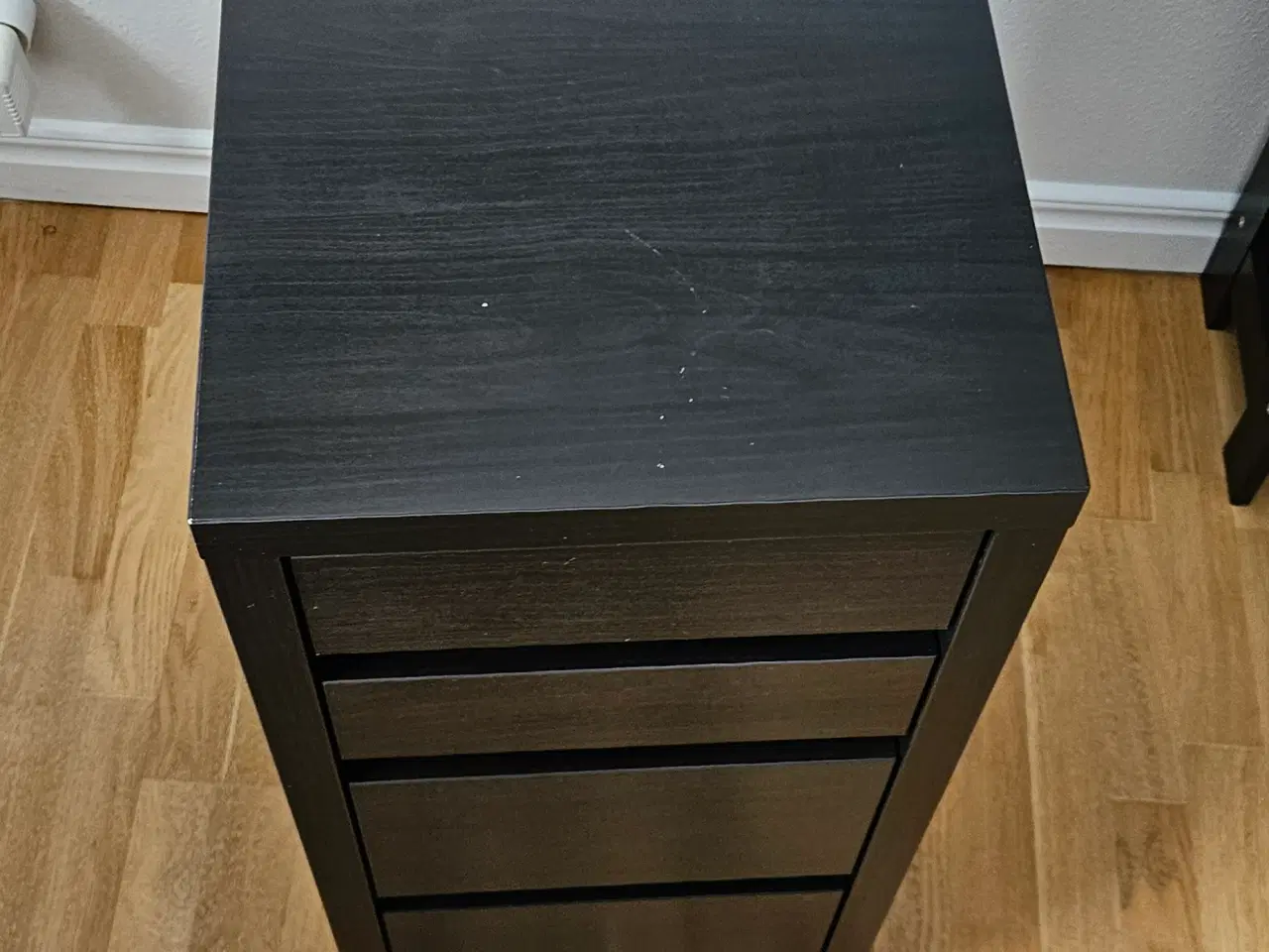 Billede 8 - Sovesofa, Reol, lille kommode på hjul, skrivebord,