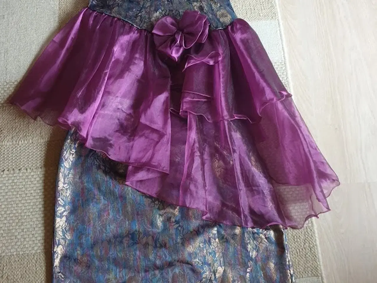 Billede 2 - Flot gallakjole der kan deles i top og nederdel