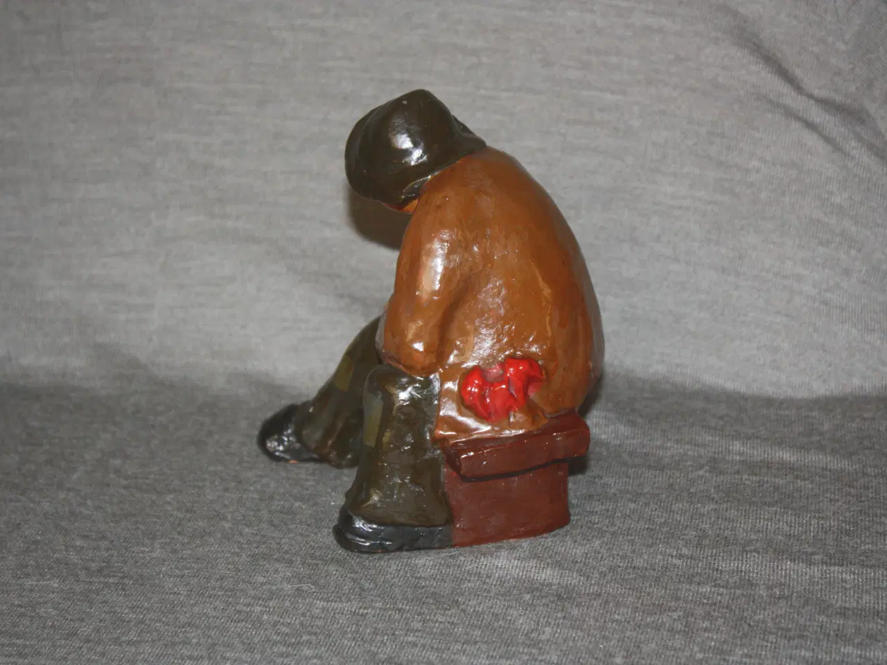 Billede 3 - Figur i keramik Fisker med øl sign B. Krilov