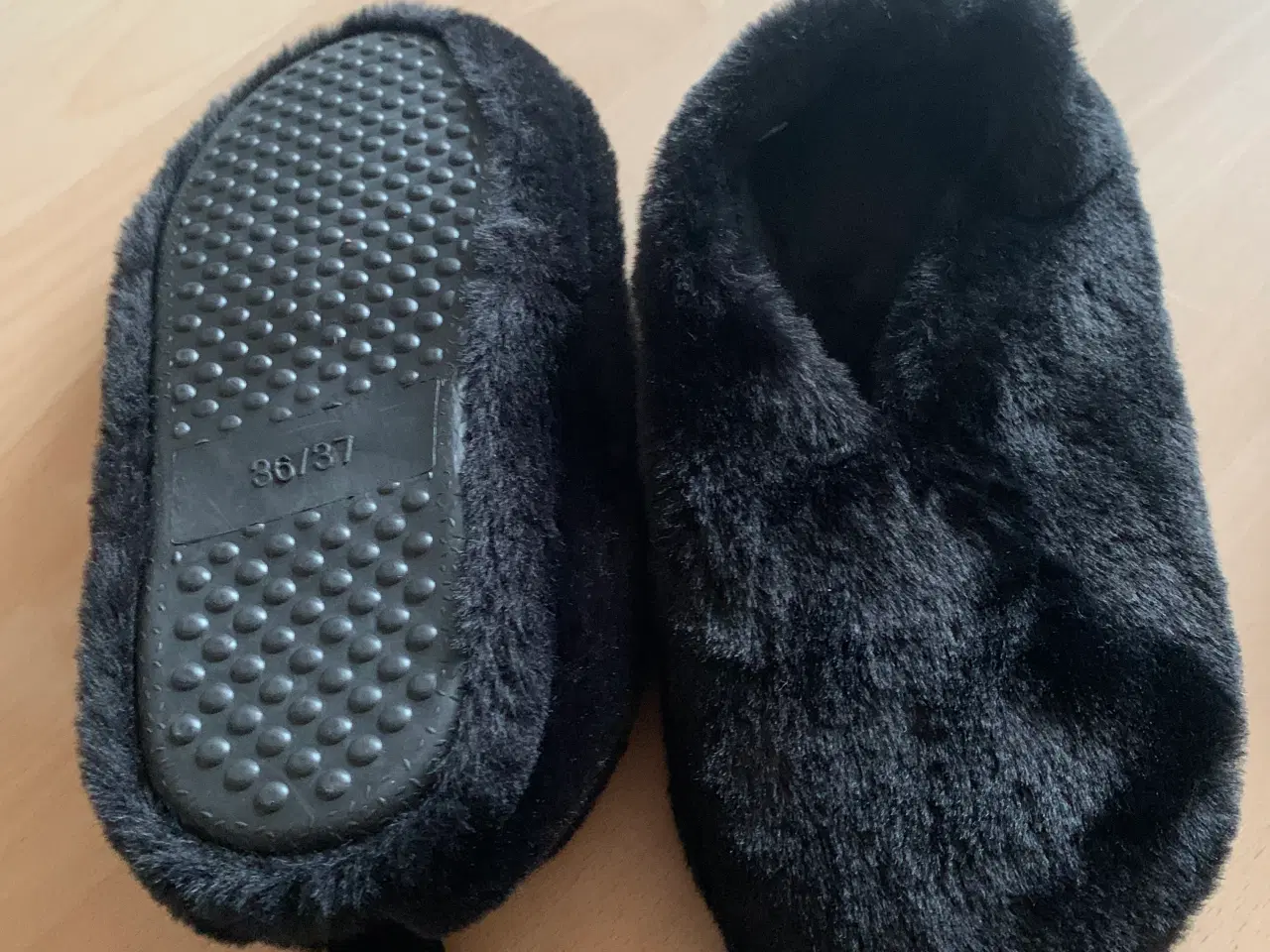 Billede 2 - Nye hjemmesko str. 36/37, beige eller sort