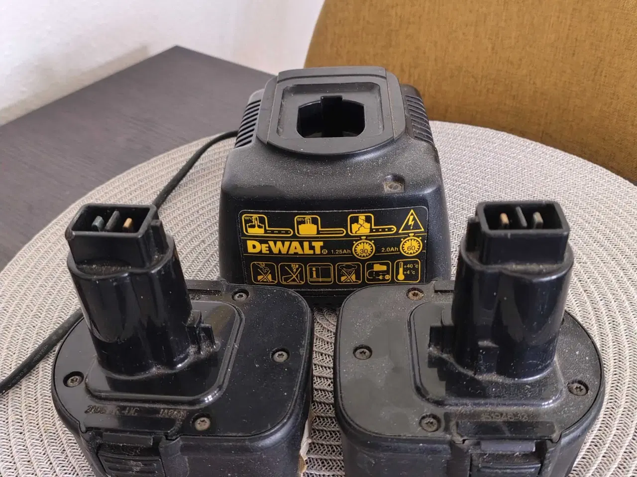 Billede 1 - 2 DeWalt Batterier plus Oplader 