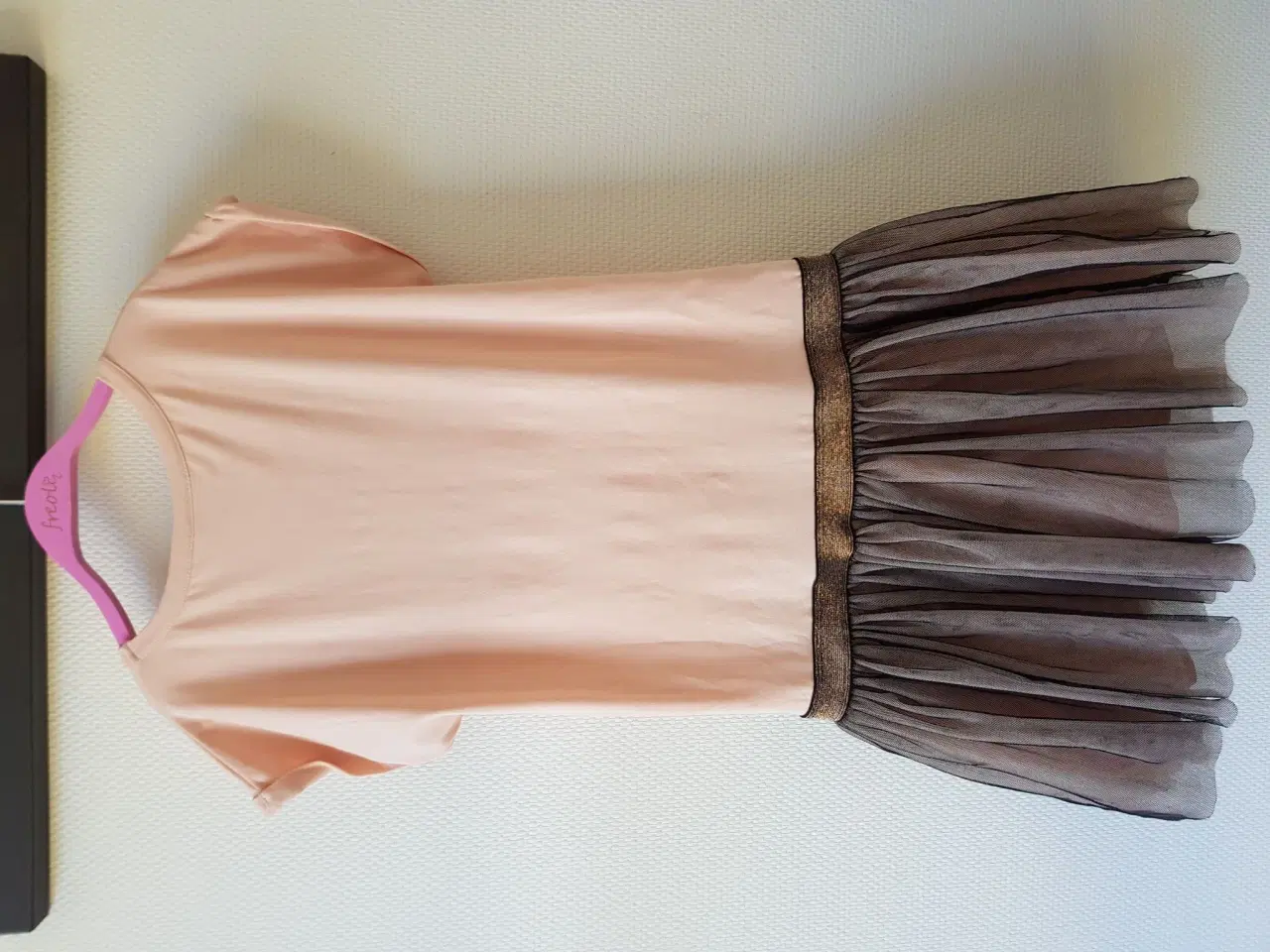 Billede 4 - Pompdelux kjole,lys rosa/sort/guld,146