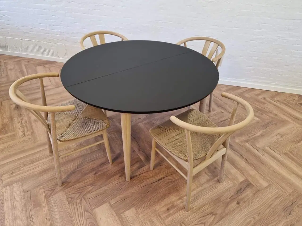 Billede 3 - Ny spisebord med nye stole.