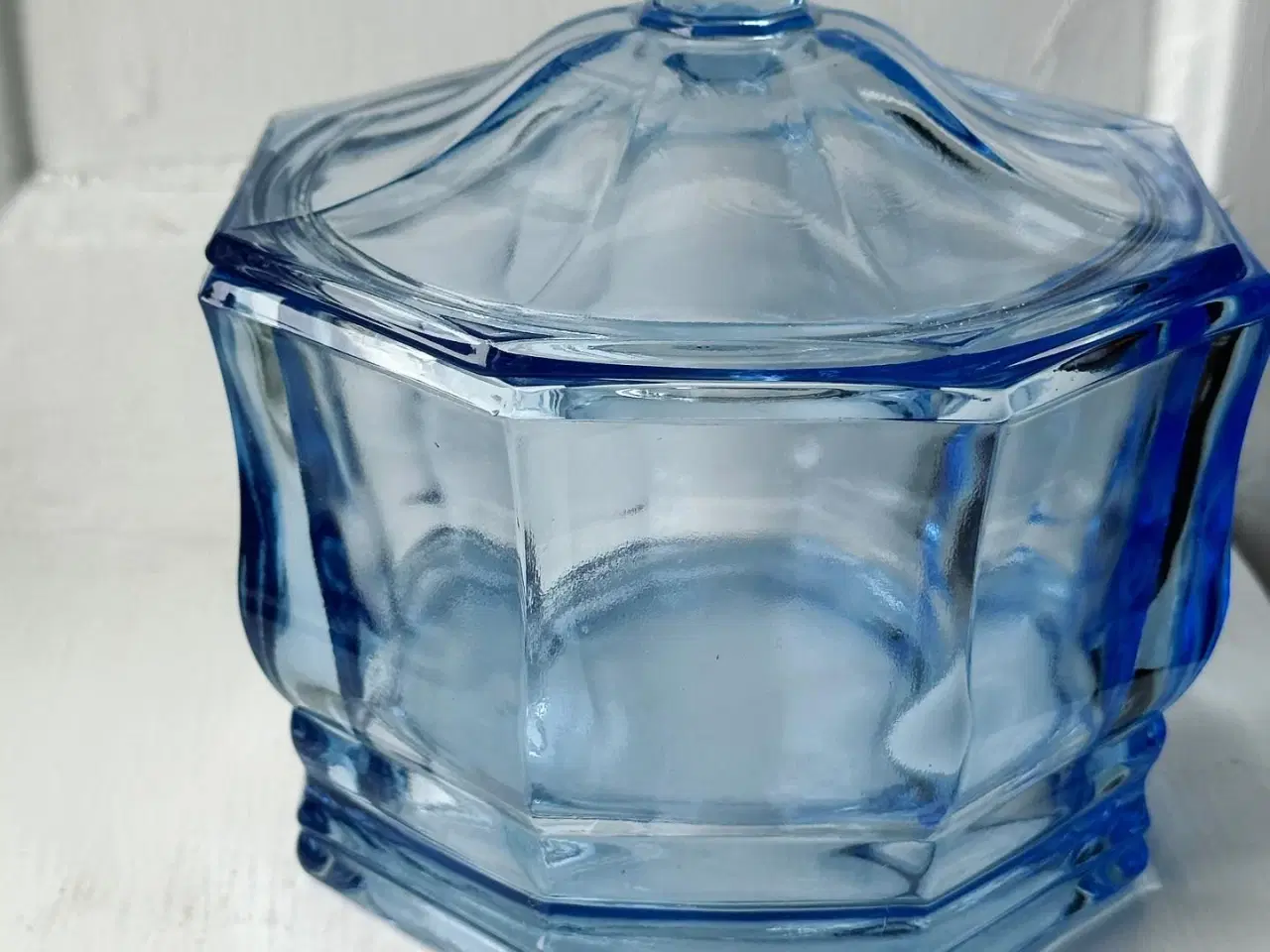 Billede 5 - Ottekantet lågkrukke af lyseblåt glas