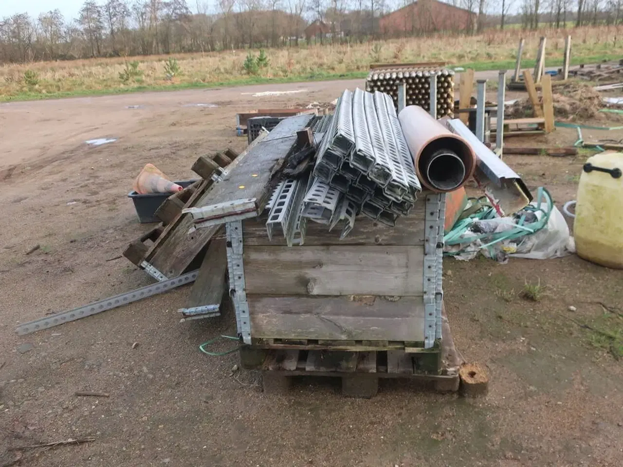 Billede 5 - Bareller, paller med indhold, hegnsstolper m.m.