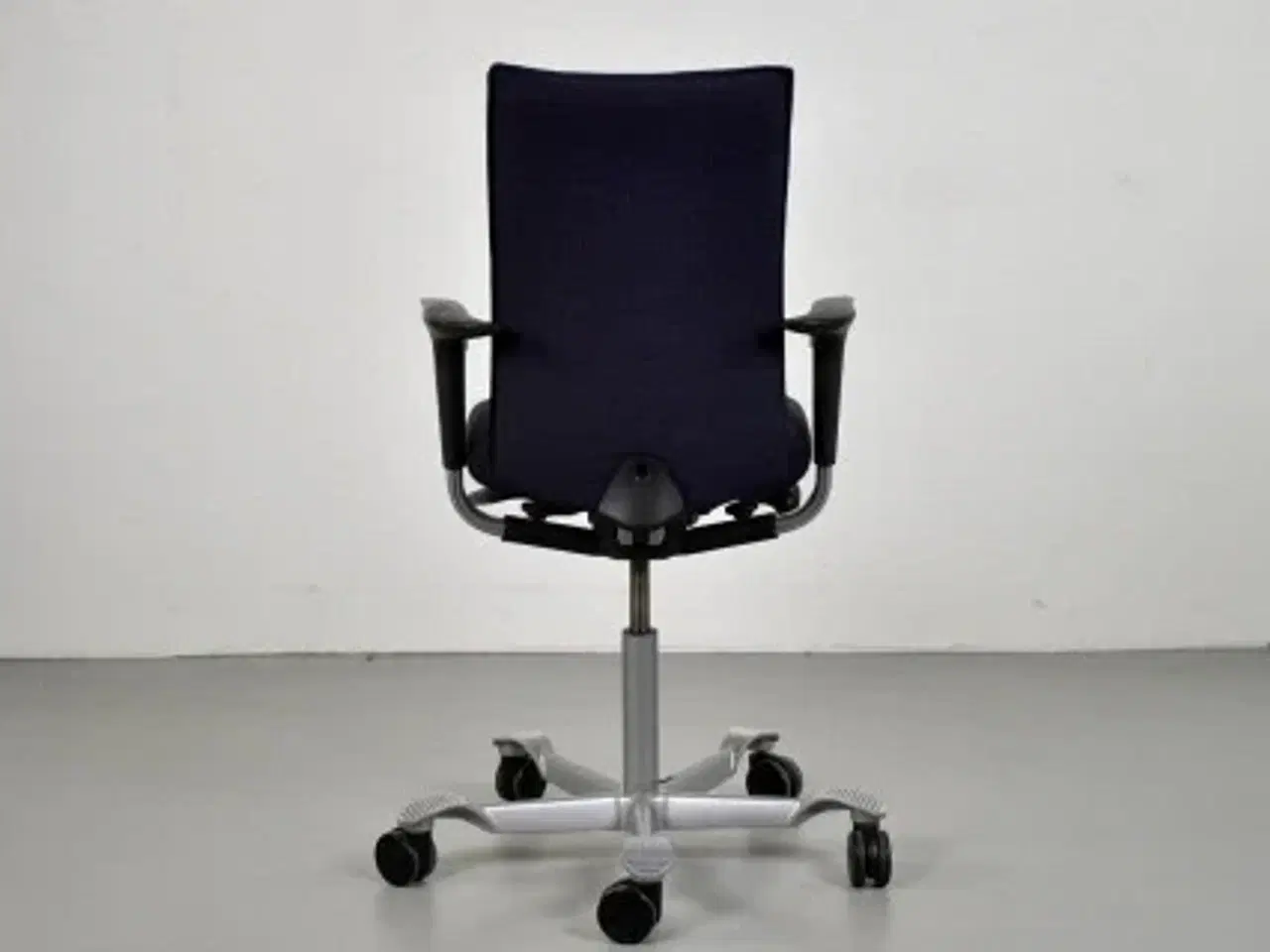 Billede 3 - Häg h05 5600 kontorstol med sort/blå polster, høj ryg, armlæn og grå stel.