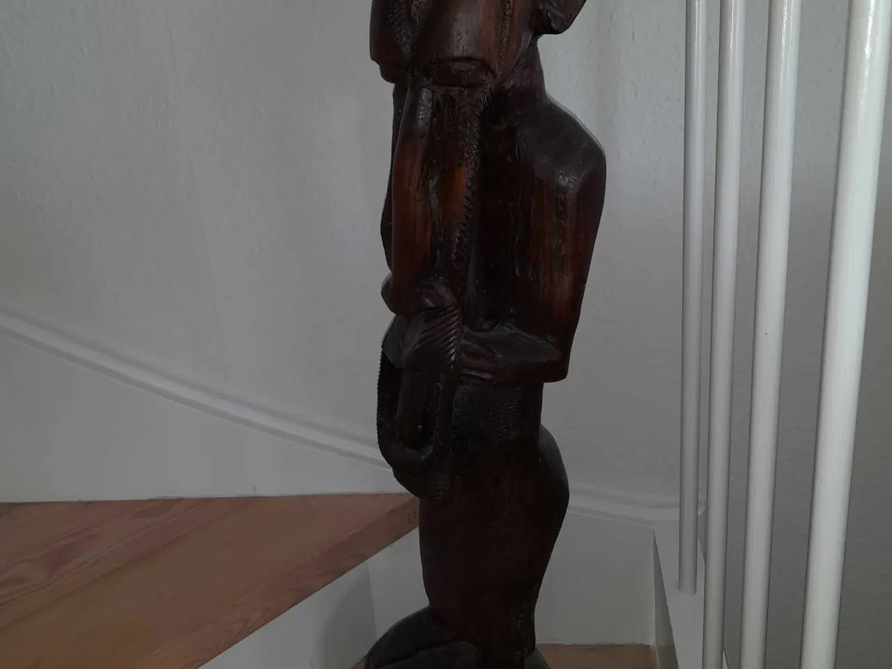 Billede 2 - Afrikansk træfigur fra Malawi.   Højde 75 cm.