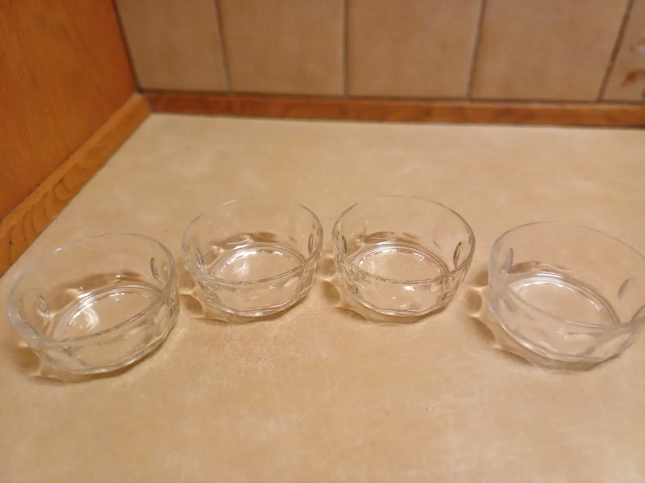 Billede 1 - Glas skåle i klart glas med mønster- 4 stk.