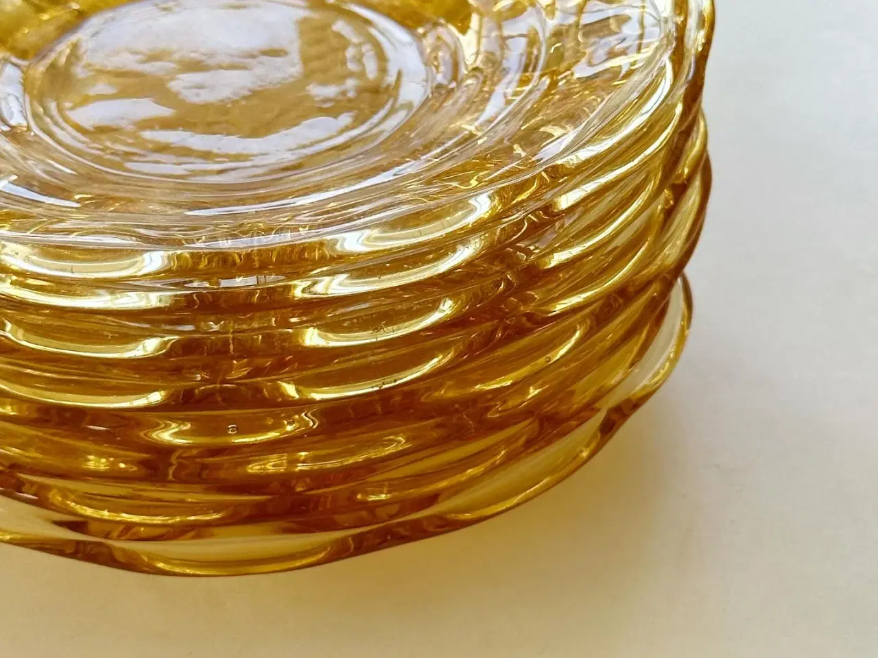 Billede 6 - Ravfarvede glastallerkner m frugtmotiv, NB, 8 stk samlet