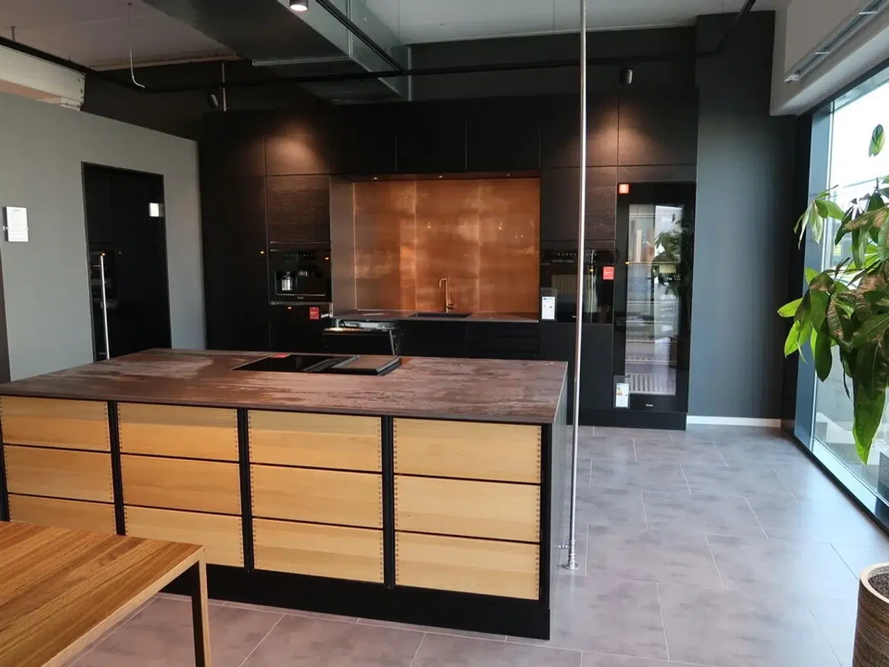 Billede 1 - Køkken AUBO Black Oak / Oak Line, Sort med armatur uden hårdehvidevarer