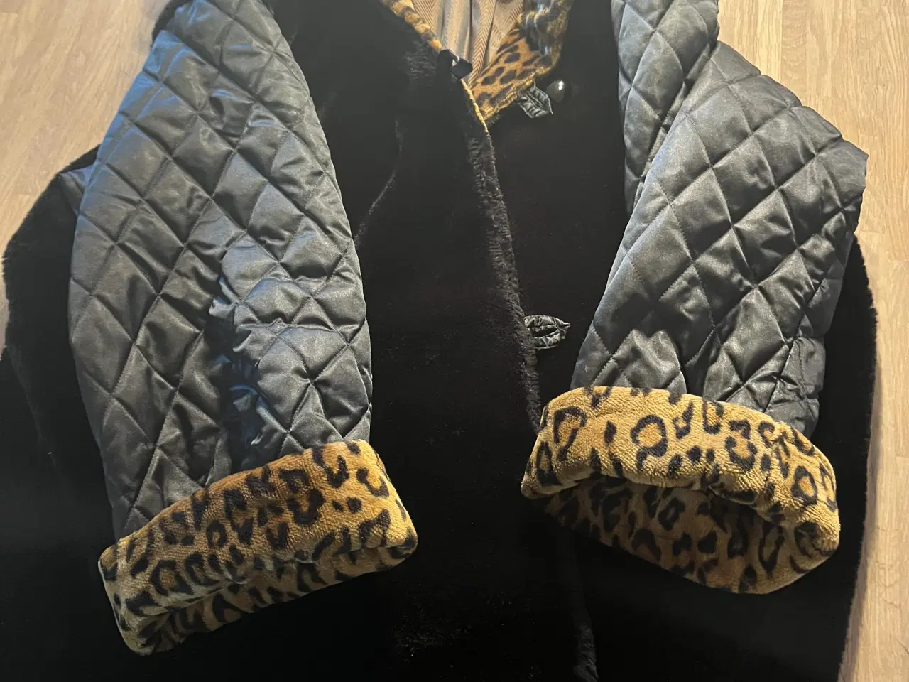 Billede 4 - Pels-jakke str. 48 med Leo-detaljer