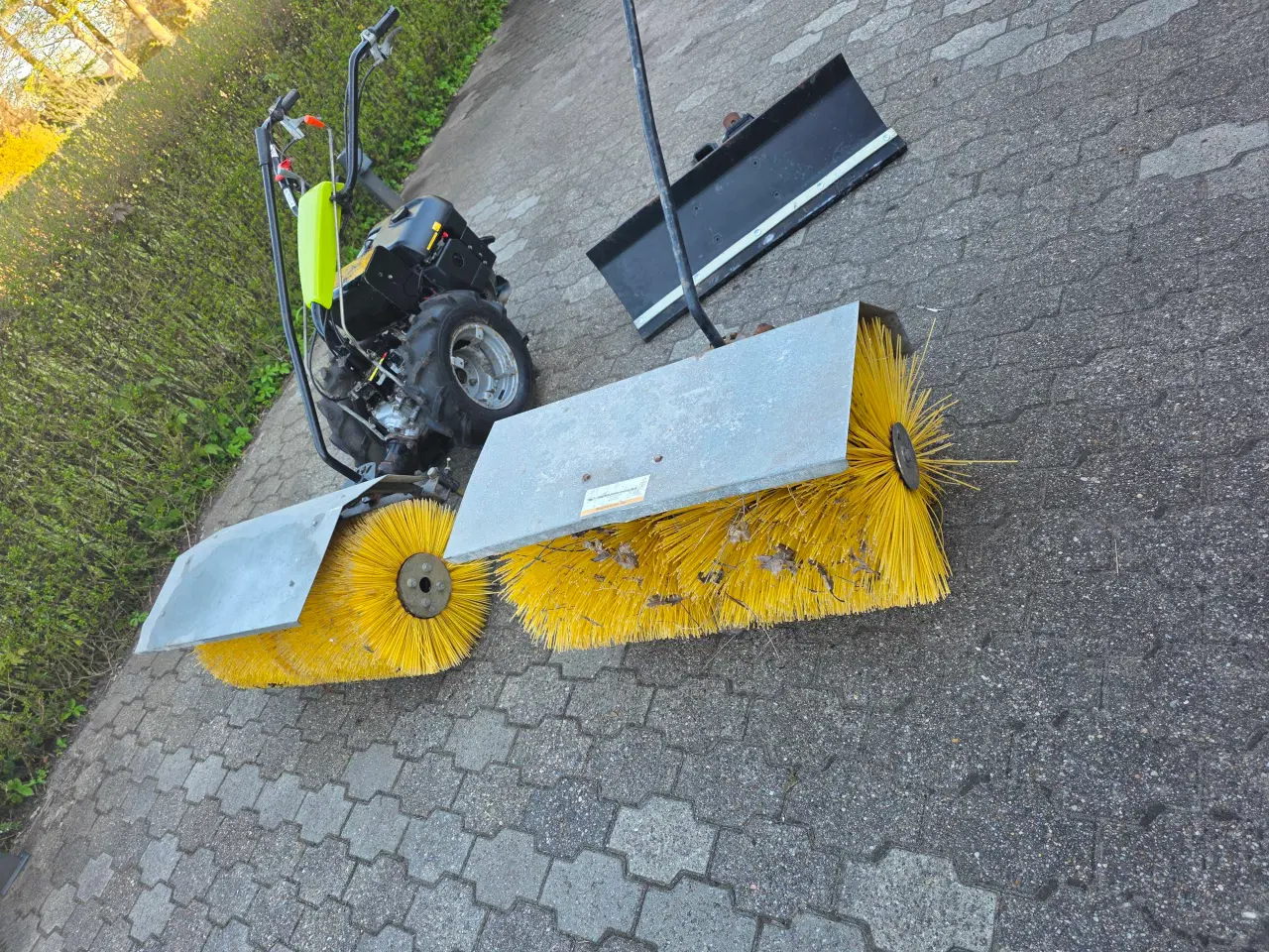 Billede 5 - Grillo Redskabsbærer / Fejemaskine