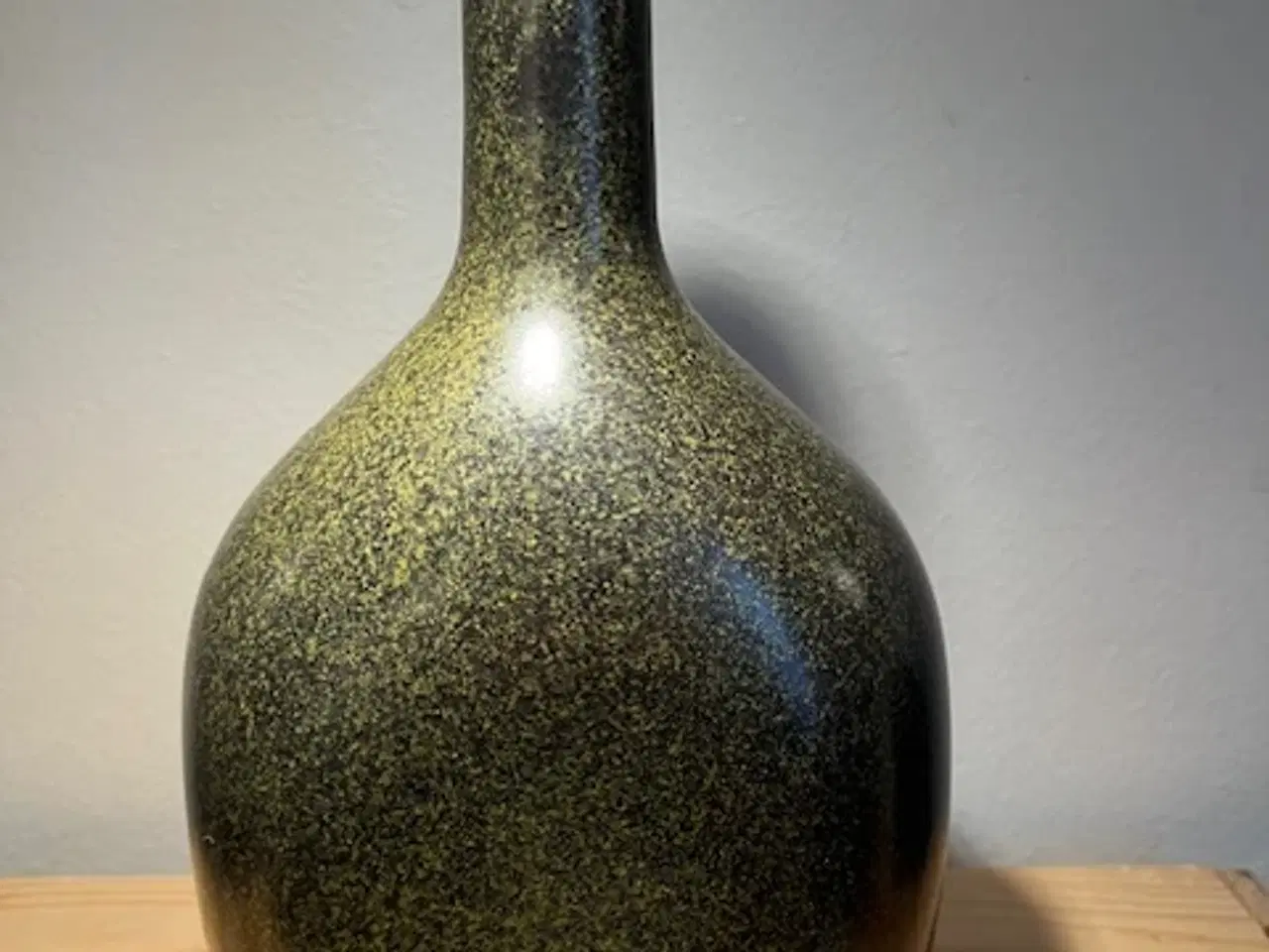 Billede 2 - Skulpturel retro keramikvase i meleret olivengrøn 