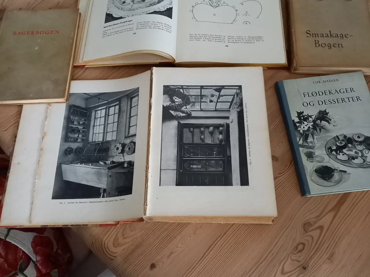 Billede 1 - Antikke bagebøger med historier og opskrifter. 