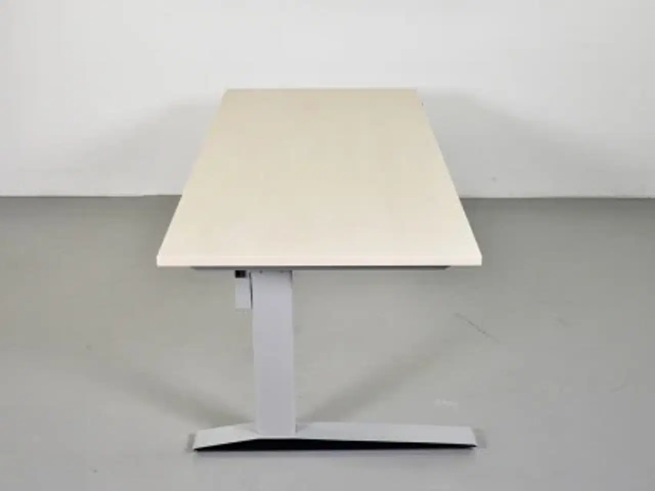 Billede 4 - Hæve-/sænkebord i birk med abs kant, 180 cm.