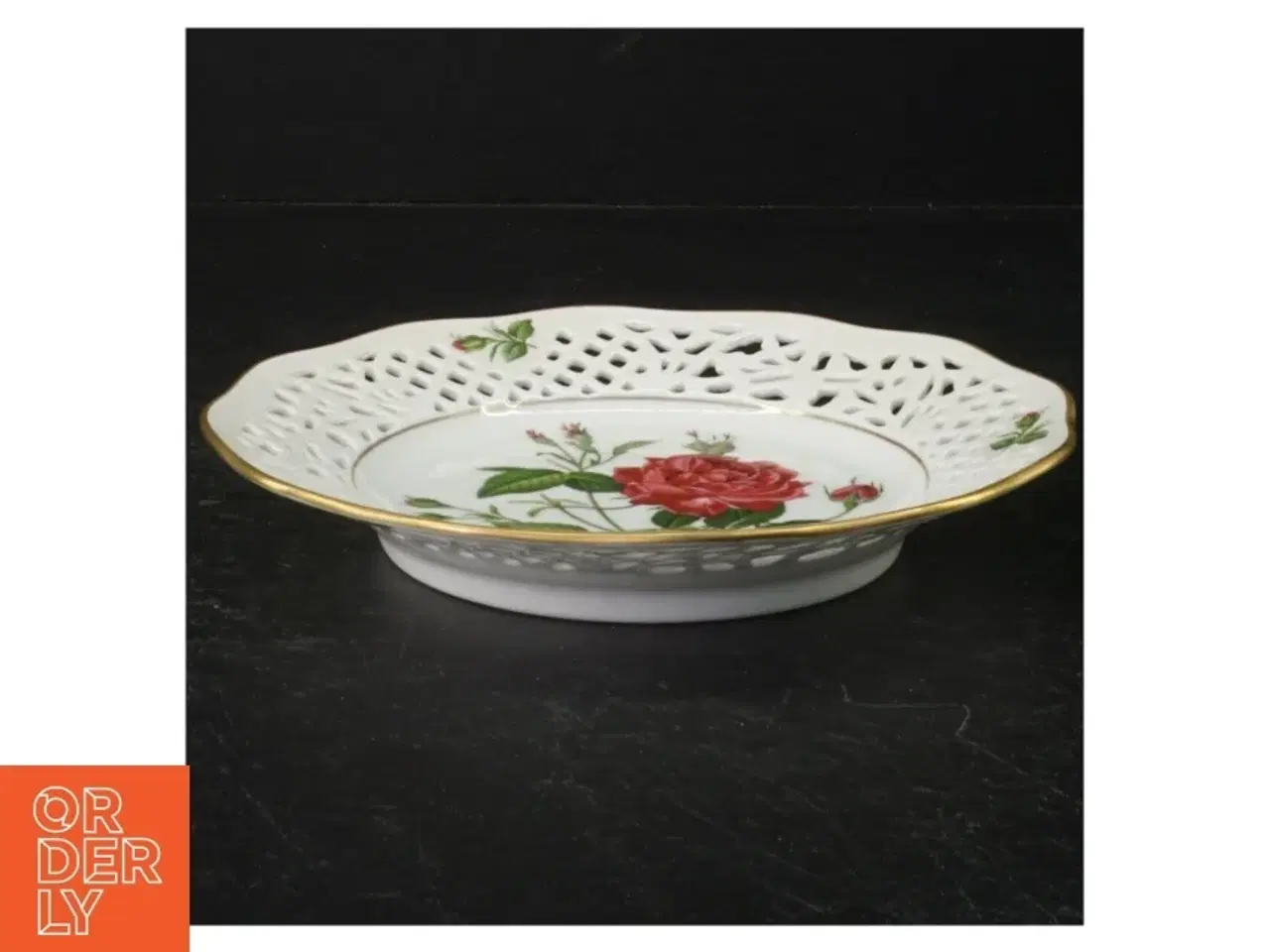 Billede 3 - Porcelænstallerken med gennembrudt kant og rosendekoration fra Firkløveren