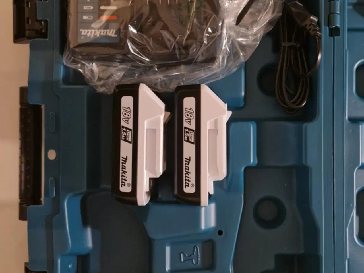 Billede 2 - Makita batterier og oplader + kasse