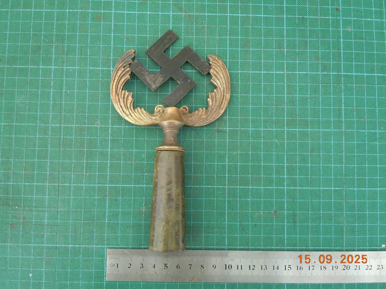 Billede 1 - Fanespids med svastika, bronze.