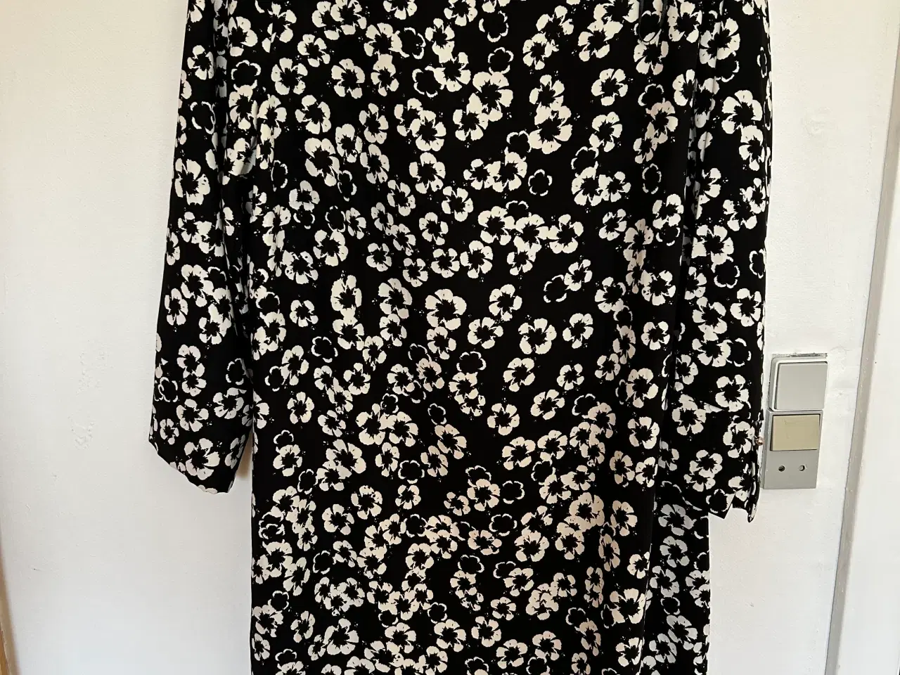 Billede 1 - kjoler og bluse fra H&M sælges