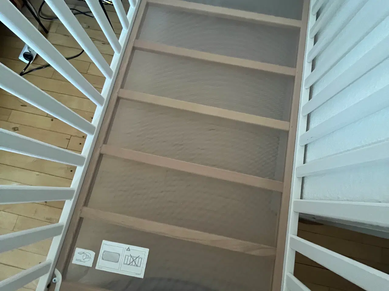 Billede 3 - Tremmeseng, den helt klassiske inkl. madras.