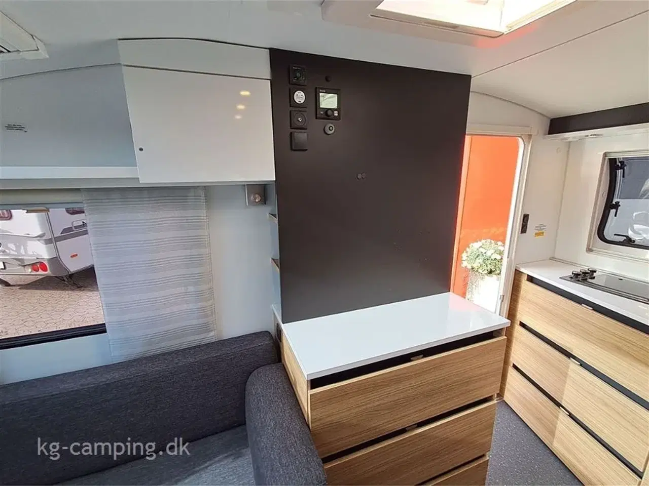 Billede 8 - 2022 - Adria Action 391 LH   Lille let rejse vogn med mover og solsejl. Står yderst velholdt. Alle service overholdt.