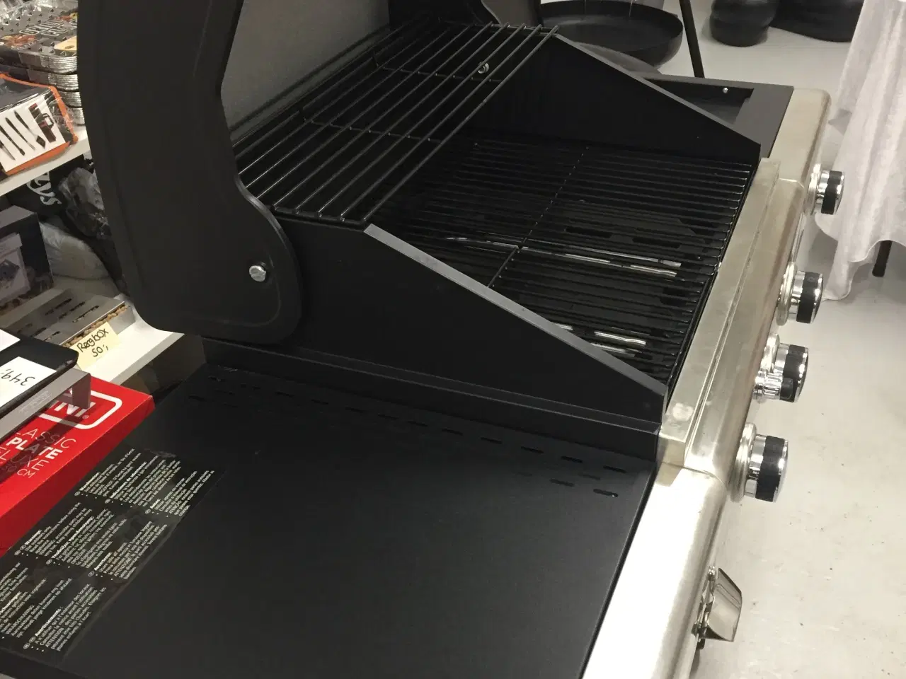 Billede 2 - Grill med tre brændere og sidebrænder.
