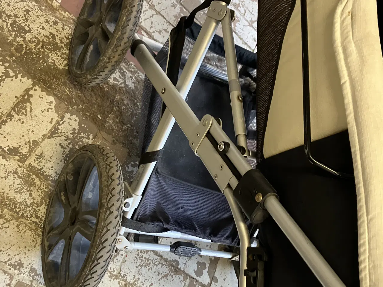 Billede 4 - Odder barnevogn mangler overstykket 