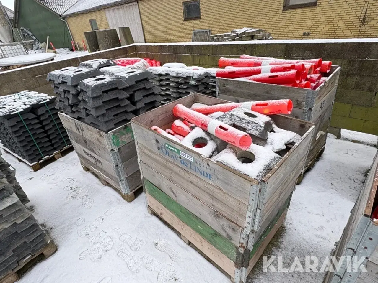 Billede 1 - Afspærring 2 paller fødder - 3 paller stolper