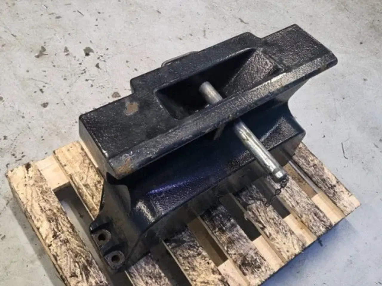 Billede 13 - Case Farmall 115C Frontvægt Holder 84313805