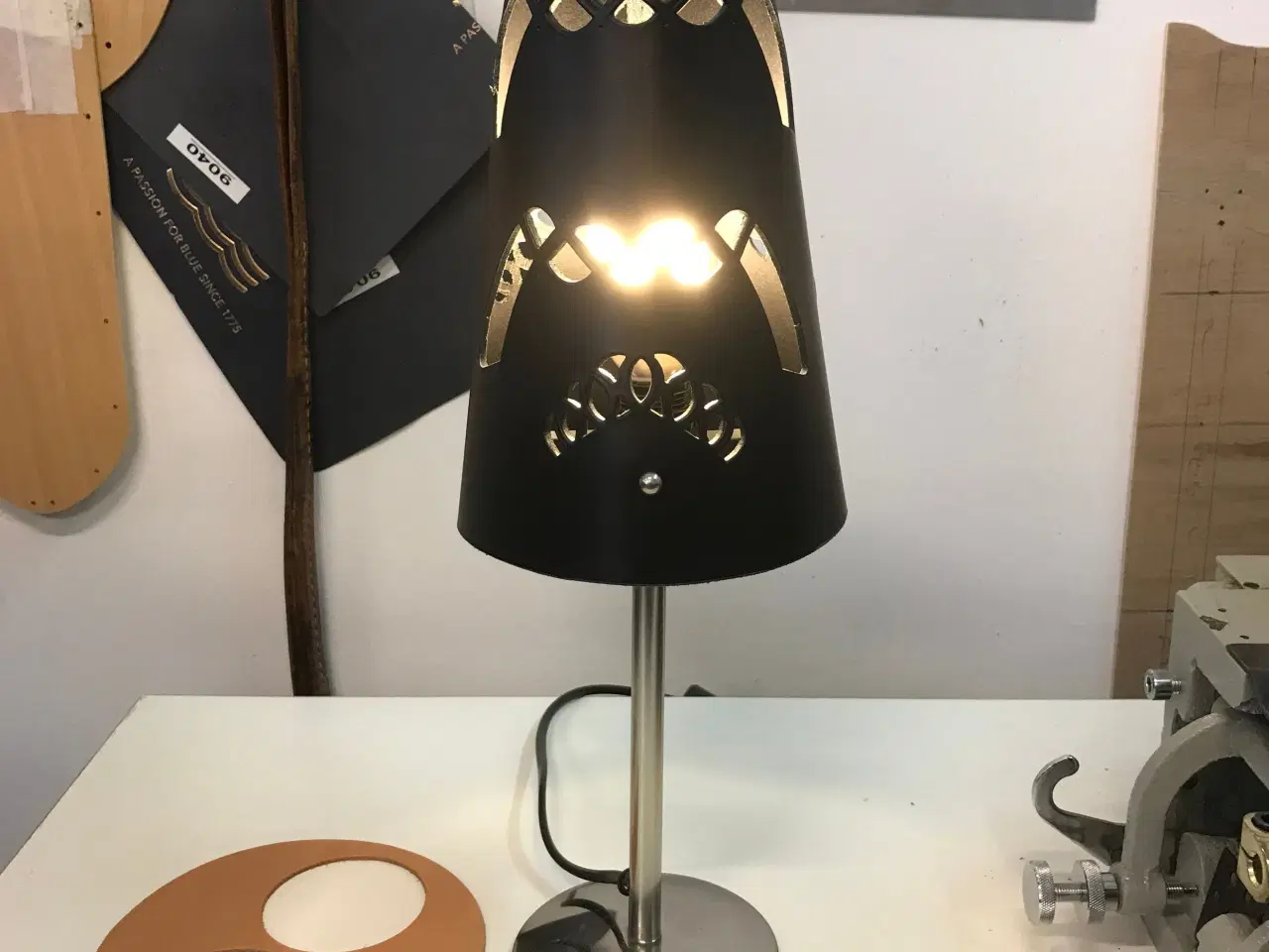 Billede 5 - Unik bordlampe i stål og læder